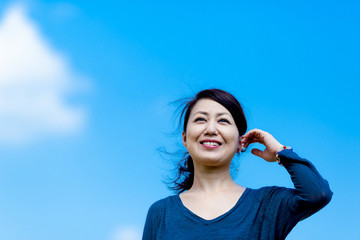 青空背景 女性