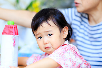 泣いている子供