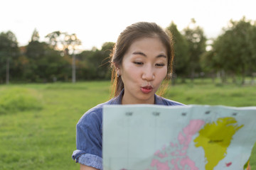 Fototapeta premium Girl seeing the map