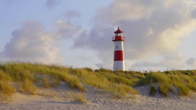 Sylt Leuchtturm List im Sonnenuntergang Licht mit D&uuml;nen
