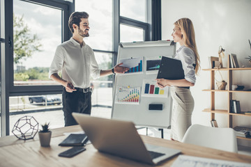 Obraz premium Couple working in office