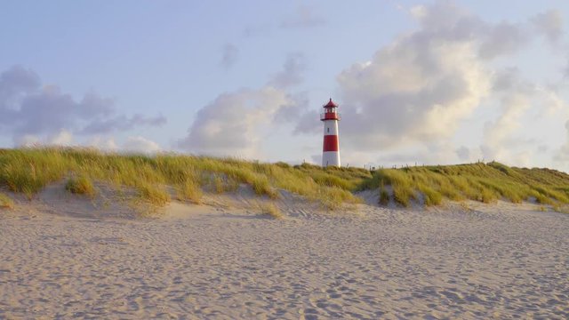 Sylt Leuchtturm List im Sonnenuntergang Licht mit D&uuml;nen