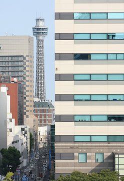 日本・横浜の都市景観（ビル群の間から見える横浜マリンタワーなど）