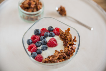 Joghurt mit Müsli und Beeren 