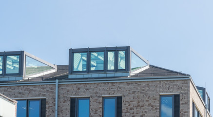 Fototapeta na wymiar Moderne Dachgaube eines Hauses uns Glas und Metall