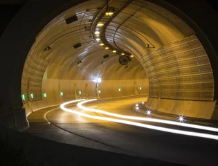 Foto op Plexiglas Tunnel verkeerstunnel van binnenuit