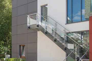 Gartenposter Treppen Modere Außentreppe aus Glas und Metall an einer Fassade