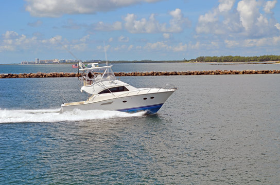 Sport fishing boat returning to port at the Miami Beach marine