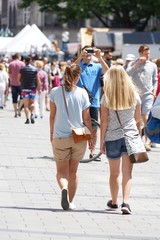 Fototapeta na wymiar Zwei junge Frauen in der Fussgängerzone