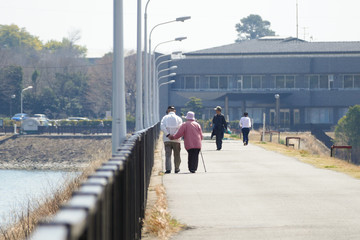 散歩の老夫婦
