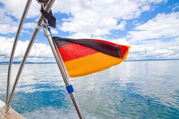 Fotobehang Deutsche Flagge an einem Motorboot auf dem Bodensee © Jürgen Fälchle