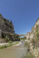 Fototapeta na wymiar roman bridge and old town in vaison la romaine