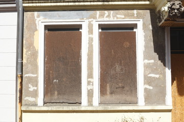 Obraz na płótnie Canvas verrammelte alte Fenster