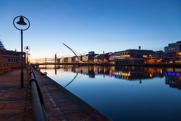 Naklejka premium Promenada nad rzeką Liffey wczesnym rankiem. Dublin, Irlandia.