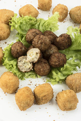 Hackfleischbällchen mit frittierten Kartoffelkugeln auf weissem Hintergrund