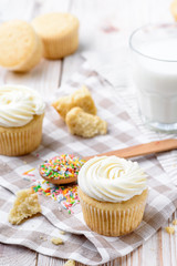 Obraz na płótnie Canvas Tasty cupcakes on a white wooden table