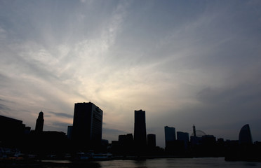 Obraz na płótnie Canvas 日本・横浜の都市景観（横浜ランドマークタワーなどのビル群のシルエットを望む）