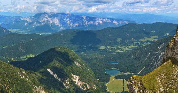 Blick vom Mangart nach Norden auf die Laghi di Fusine, das Drautal und den Dobratsch