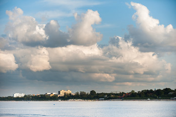 Fototapeta na wymiar panorama wybrzeża nad wodą