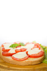 Bruschetta con pomodoro e mozzarella, tricolore