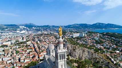 Vue aérienne sur Notre Dame de la Garde et la ville de Marseille