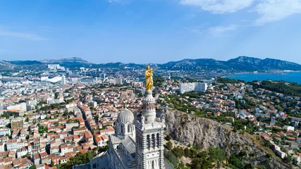 Rolgordijnen Vue aérienne sur Notre Dame de la Garde et la ville de Marseille © altitudedrone