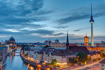 Naklejka premium Centrum Berlina ze słynną wieżą telewizyjną nocą