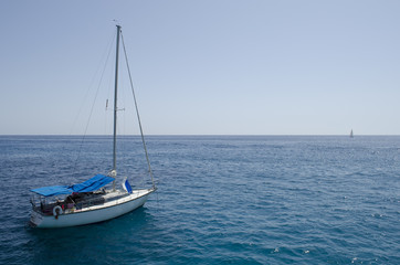 Fototapeta premium Segelboot im weitem Meer