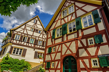 Alte Fachwerkhäuser unter bewölktem Sommerhimmel