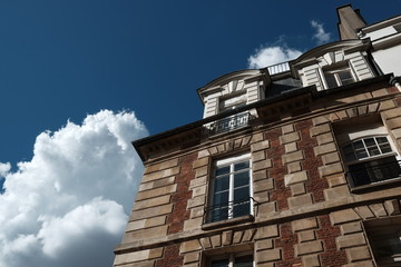 Au coin de la rue à Paris, France