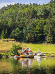 Paisajes de Kristiansand a Stavanger por la E39, bucólico paisaje con reflejos en el agua. Vacaciones en Noruega 2017

