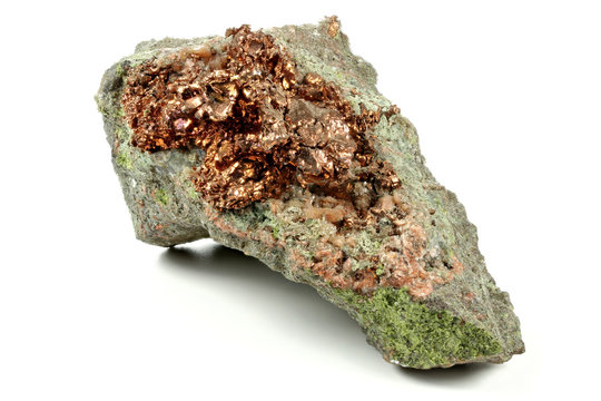 gediegenes Kupfer aus Arizona/ USA isoliert auf weißem Hintergrund