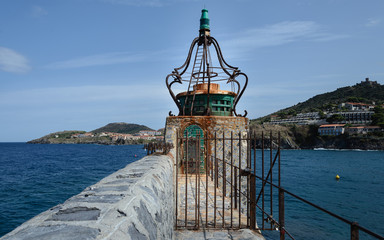 Fototapeta na wymiar Faro de Collioure.Perla de la costa Bermeja, la pequeña ciudad de Collioure, apreciada por los pintores, forma un conjunto con un encanto increíblemente pintoresco