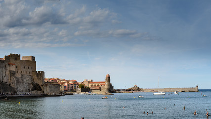 Perla de la costa Bermeja, la pequeña ciudad de Collioure, apreciada por los pintores, forma un conjunto con un encanto increíblemente pintoresco