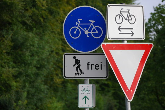 Schild Radweg und Rollerskater frei