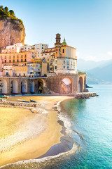 Morgenansicht des Amalfi-Stadtbildes an der Küste des Mittelmeers, Italien
