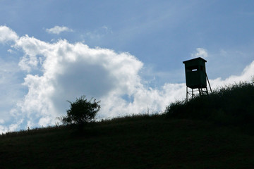 Fototapeta na wymiar Silhouette eines Hochsitzes gegen blauen Himmel
