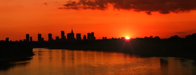 Naklejka premium Panorama Warszawy o zachodzie słońca