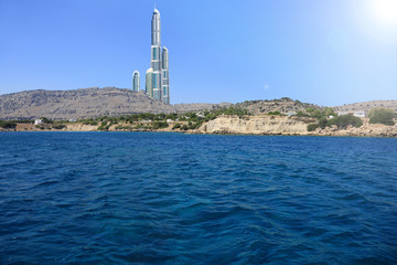 Wieżowce za wzgóżami nad morzem Śródziemnym.