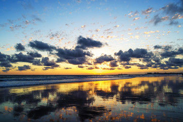 Fototapeta na wymiar Sonnenuntergang Spektakel am Strand von Cadiz am Atlantik