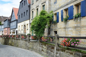 Fototapeta na wymiar Häuser mit Blumen in Thurnau