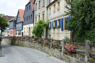 Fototapeta na wymiar Häuser mit Blumen in Thurnau