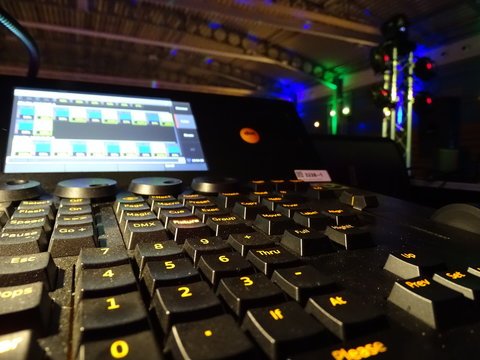 Lichtsteuerung - A Professional Lighting Console For Small To Medium Sized Productions, Theatre, Events, Clubs And Dj Festivals