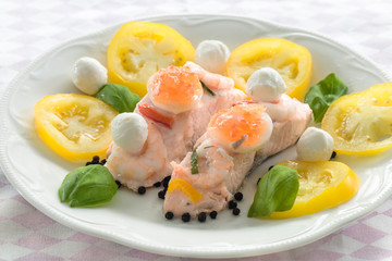 Porchierter Lachs mit gelben Brandywine Tomaten