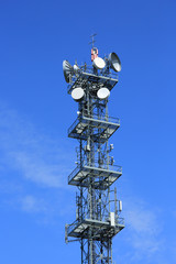 Antena, maszt z antenami satelitarnymi.
