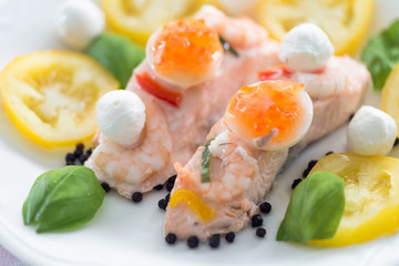 Porchierter Lachs mit gelben Brandywine Tomaten