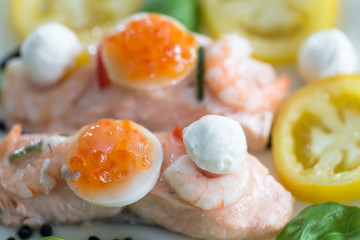 Porchierter Lachs mit gelben Brandywine Tomaten
