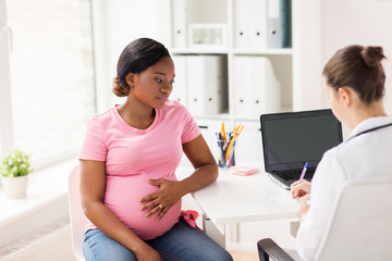 Obraz na płótnie Canvas gynecologist doctor and pregnant woman at hospital