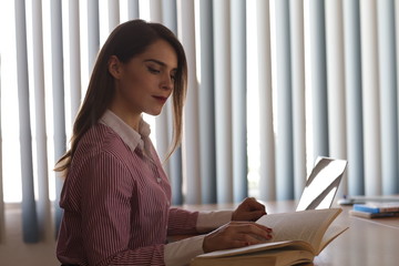 maestra y estudiante leyendo diversas lecturas de filosofía, matemáticas y novelas