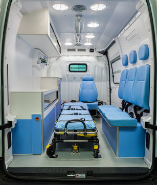 Interior vazio de uma ambul&acirc;ncia brasileira, branca e azul com maca